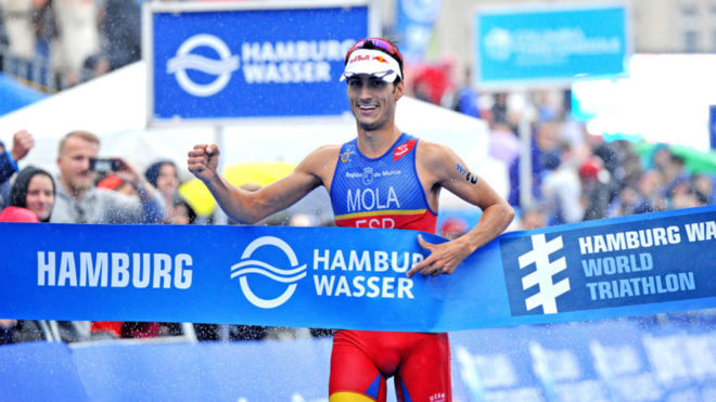 Mario Mola repite triunfo en Hamburgo para auparse al liderato del Mundial