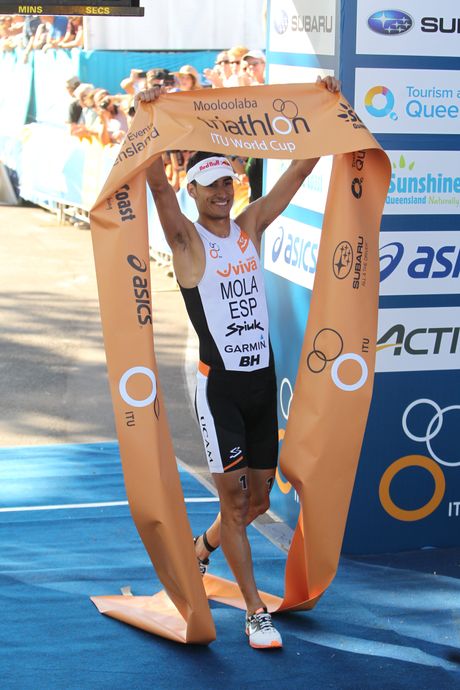 Mario Mola gana la primera prueba de la Copa del Mundo de triatlón