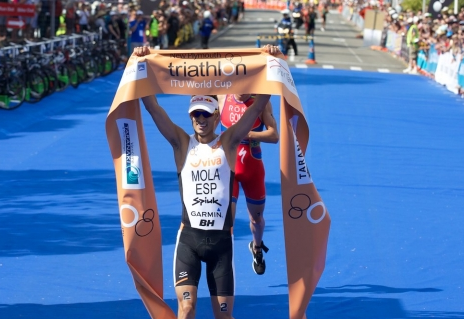 Mario Mola remporte la deuxième manche de la Coupe du Monde de triathlon