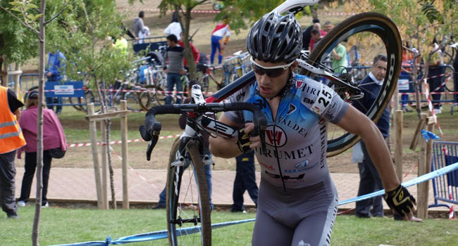 Daniel Ruiz, medalla de plata en los Campeonatos de España de ciclocross, en los que Rocío Gamonal ha sido quinta