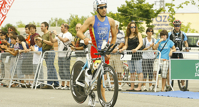 Eneko Llanos se proclama campeón europeo de triatlón de larga distancia en Vitoria- Gasteiz