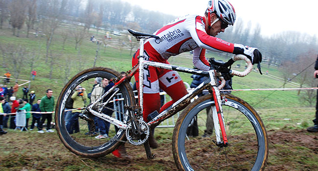 Isaac Suárez logra el tercer puesto en el ciclocross internacional de Villarcayo