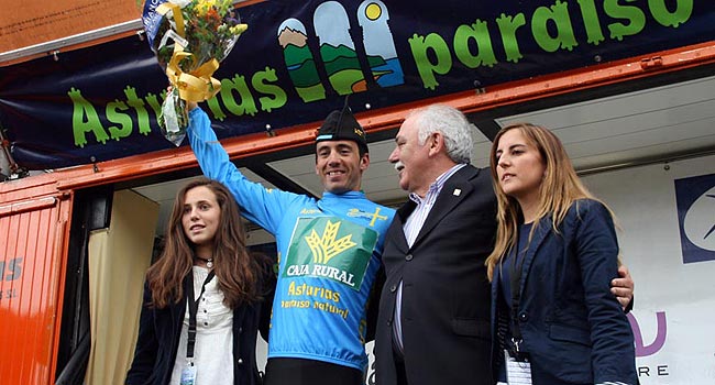 Javier Moreno mantiene el liderato en la Vuelta a Asturias